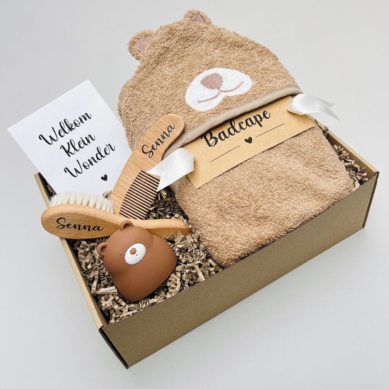 Beer baby cadeaupakket – Badcape, badspeeltje en houten borstel & kam met naam - Kraamcadeau baby - Gepersonaliseerd kraamcadeau - Baby cadeau met naam - Origineel baby cadeau - Baby geschenkset van Merkloos