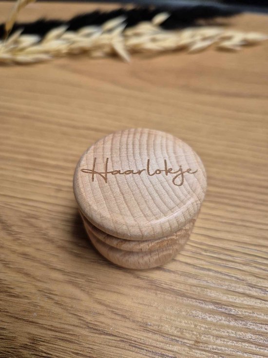 Bewaardoosje | haarlokje | haarlokdoosje | opdruk: gegraveerd | bewaarpotje | haarlokpotje | Modern Lettertype van Khatoon Kids.