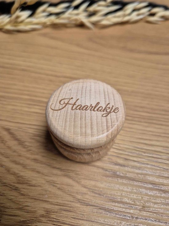 Bewaardoosje | haarlokje | haarlokdoosje | opdruk: gegraveerd | bewaarpotje | haarlokpotje | Sierlijk Lettertype van Kidoozz.