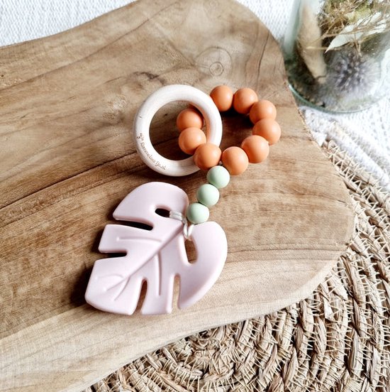 Bijtring leaf - baby - beige /cognac - kraamcadeau - feestdagen - handgemaakt - keuze 2 varianten van Miss-wood.org