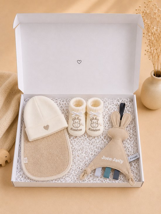 Blijeitje - Gepersonaliseerd speendoekje - Kraamcadeau voor Jongen of meisje UNISEX– Babyshower Cadeau & Gender Reveal Gift Box – Baby Cadeau Set - Mutsje, Slofjes, Slabbetje & Tutpop Snoes beige