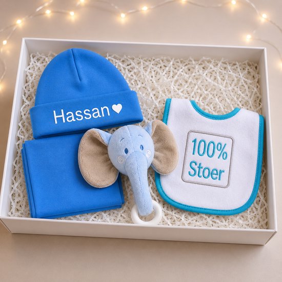 Blijeitje - Kraamcadeau 4-delig Jongen met naam – Babyshower Cadeau & Gender Reveal Gift Box – Baby Cadeau Set met Mutsje, Sokjes, Spuugdoekje & Tutpop Blauw