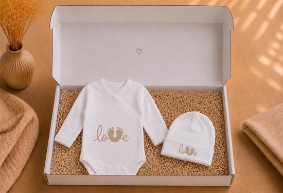 Blijeitje – Kraamcadeau Set met Romper & Mutsje – kraampakket - Babyshower Cadeau – Newborn Geschenk Love Design