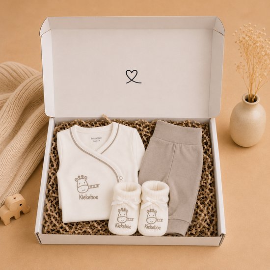 Blijeitje - Luxe 3-delige babycadeauset - Kraamcadeau Unisex met stylvolle Shirtje, Broekje & Slofjes - Kiekeboe Design