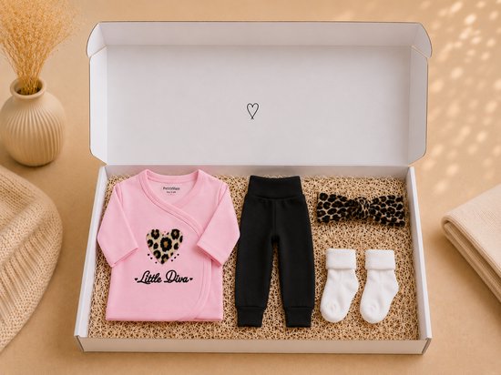 Blijeitje - Luxe 4-delige babycadeauset - Kraamcadeau meisje - kraampakket meisje met stylvolle babyhoofdband, Shirtje, Broekje & Sokjes - Little Diva Design