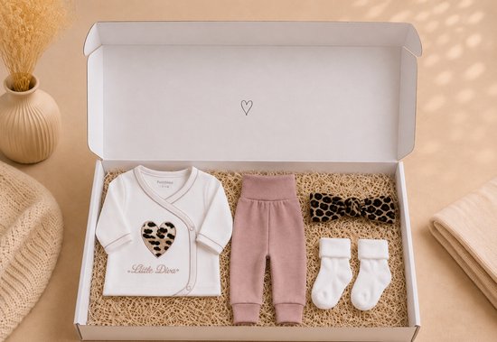 Blijeitje - Luxe 4-delige babycadeauset - Kraamcadeau meisje met stylvolle babyhoofdband, Shirtje, Broekje & Sokjes - Little Diva Design