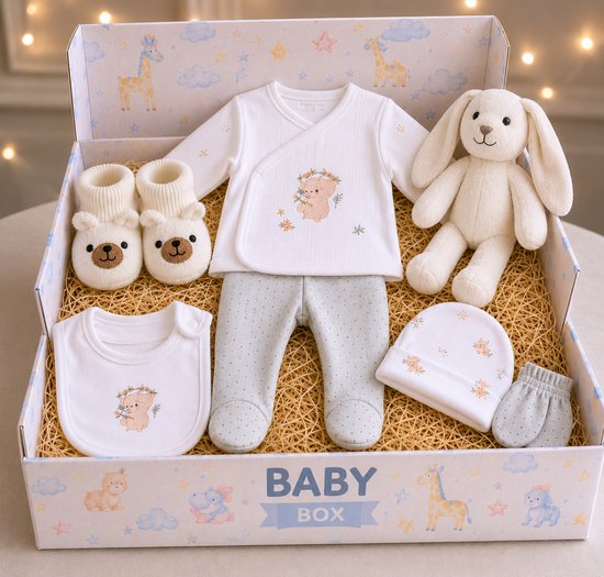 Blijeitje - Luxe 7-delige babycadeauset Groen – Kraamcadeau jongen - Babyshower & Gender Reveal Cadeau Giftset – Konijn Rammelaar, Babymutsje, Shirtje, Broekje, Slabbetje & Slofjes - Groen Koala Design