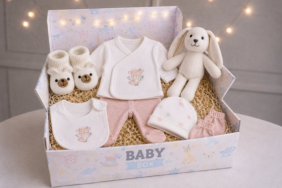 Blijeitje - Luxe 7-delige babycadeauset Roze – Kraamcadeau meisje - Babyshower & Gender Reveal Cadeau Giftset – Konijn Rammelaar, Babymutsje, Shirtje, Broekje, Slabbetje & Slofjes - Roze Koala Design