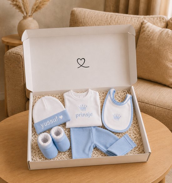 Blijeitje - Prins babykledingset met naam - Luxe 5-delige babycadeauset Blauw gepersonaliseerd - Kraamcadeau Jongen met Mutsje met naam, Krabwantjes, Slofjes, Shirtje & Broek