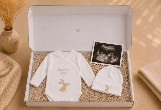 Blijeitje – Zwangerschapsaankondiging Baby Verwacht in 2027 – Luxe Kraamcadeau Set met Romper & Mutsje – Babyshower Cadeau – Newborn Geschenk Bunny Design