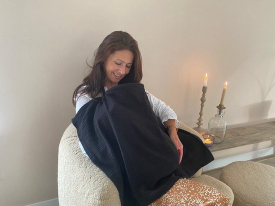 Borstvoedingsdoek voedingsdoek Black met zicht op baby tijdens de borstvoeding van Deryan