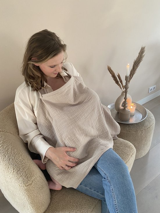 Borstvoedingsdoek voedingsdoek naturel met zicht op baby tijdens de borstvoeding van Little Dutch