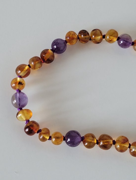 Bracelets by Nature-Barnsteen Kinderketting Amethist-Honey-Paars-Amethist-Handgemaakt-Kindercadeau-Ketting-Originele Baltische Barnsteen-Draaisluiting-Baby cadeau-Kraamcadeau-Barokkraaltjes-Geknoopt-Kinderketting-32cm van BRA