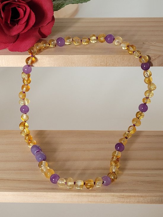Bracelets by Nature-Barnsteen Kinderketting Amethist-Lemon-Paars-Amethist-Handgemaakt-Kindercadeau-Ketting-Originele Baltische Barnsteen-Draaisluiting-Baby cadeau-Kraamcadeau-Barokkraaltjes-Geknoopt-Kinderketting-34cm van Bracelets by Nature