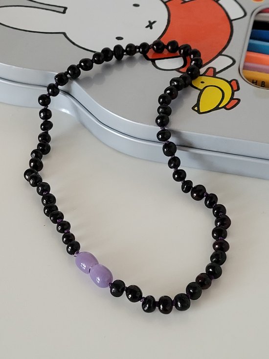 Bracelets by Nature-Barnsteen Kinderketting-Barnsteen-Kinder-Ketting-Originele Baltische Barnsteen-Cherry-Donkerbruin-34cm-Paars-Draaisluiting-Kraamcadeau-Baby cadeau-Handgemaakt-Barokkraaltjes van BRA