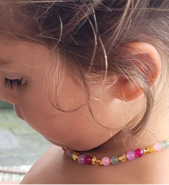 Bracelets by Nature-Barnsteen-Kinderketting-Originele Baltische Barnsteen-Kleur Lemon-Diverse Natuurstenen-32cm-Draaisluiting-Kindercadeau-Kraamcadeau-Babycadeau-Handgemaakt-Barokkraaltjes van BRA