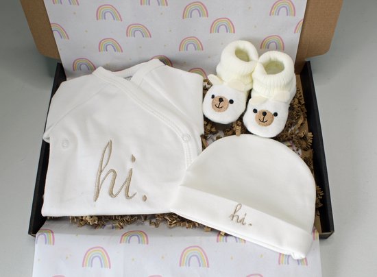 Brievenbus cadeau Hi - cadeau baby - kraamcadeau - romper - babymutsje - babyslofjes van Mamaloes