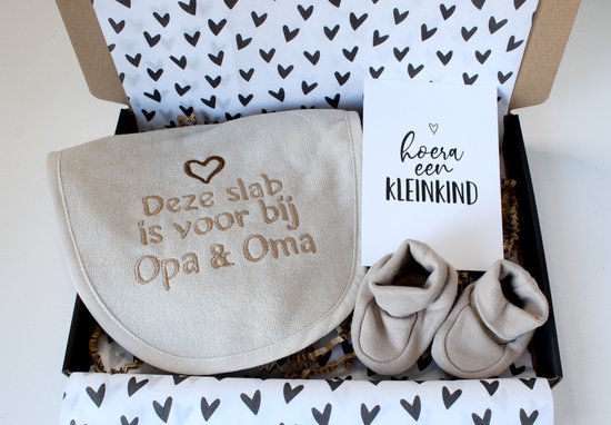 Brievenbus cadeau Hoera een kleinkind - cadeau voor Opa/Oma - slabber - baby slofjes van KadoBox