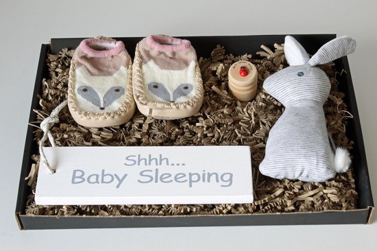 Brievenbuscadeau konijntje rammelaar, babyslofjes, cadeau baby van Merkloos