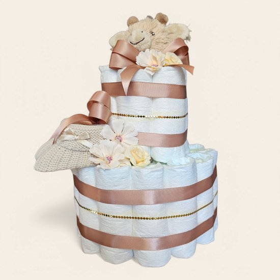 Bruine 2-laags luiertaart met slofjes en rammelaar – kraamcadeau met Gus Giraf van Merkloos