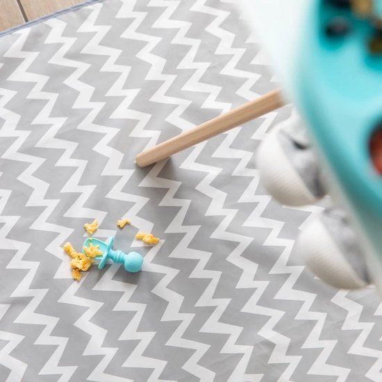 Bumkins Splat Mat Knoeimat - Vloer- en Tafelmat voor Onder de Kinderstoel, bij het Knutselen of als Picknickkleed - Grey Chevron - 107 x 107 cm - Wasbaar en Waterdicht - 100% Polyester met TPU-Coating - BPA-, PVC- en Ftalaatvrij