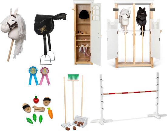 By Astrup luxe stokpaardje wit met zeer complete speelset - Stal - Hindernis - Kast - Verzorgingsset - Mestboy - Rozetten en Zadel van By Astrup