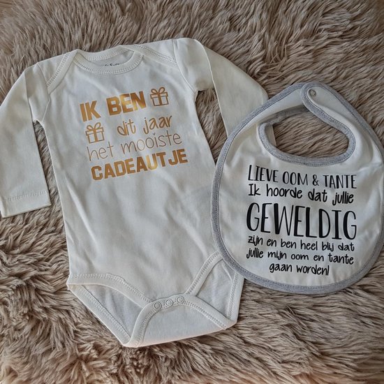 cadeau set baby met slabbetje en rompertje met tekst voor jongen of meisje  bekendmaking zwangerschap aankondiging geboorte zwangerschapsaankondiging aanstaande oom tante worden bekend maken  geslacht broer zus van Cadeau.