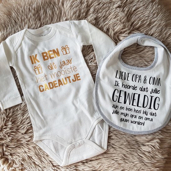 cadeau set baby met slabbetje en rompertje met tekst voor jongen of meisje bekendmaking zwangerschap aankondiging geboorte zwangerschapsaankondiging opa en oma worden bekend maken van Cadeau.