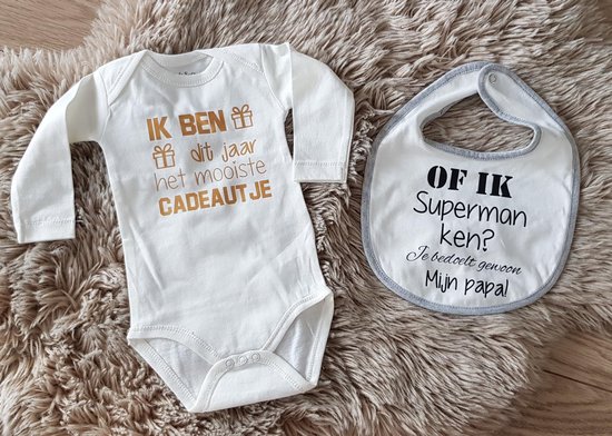 cadeau set baby met slabbetje en rompertje met tekst voor jongen of meisje bekendmaking zwangerschap aankondiging geboorte zwangerschapsaankondiging papa worden bekend maken eerste vaderdag van Cadeau.