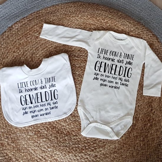 cadeau set baby met slabbetje en rompertje met tekst voor jongen of meisje:   oom en tante hoera jullie worden. cadeau zwangerschap aankondiging geboorte zwangerschapsaankondiging bekendmaken bekendmaking zus zwangerschap aankondiging van Cadeau.