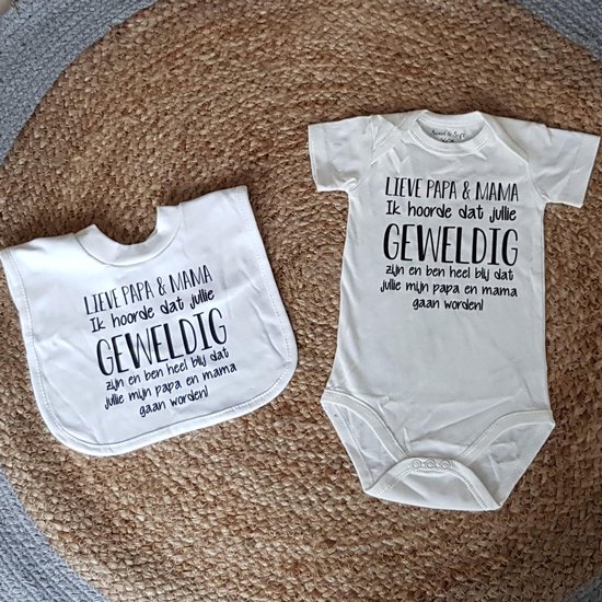 cadeau set baby slabbetje en rompertje met tekst liefste aanstaande lieve papa en mama hoera jullie worden mooiste cadeau zwangerschap aankondiging geboorte bekendmaken bekendmaking zwangerschapsaankondiging eerste moederdag vaderdag van Cadeau.