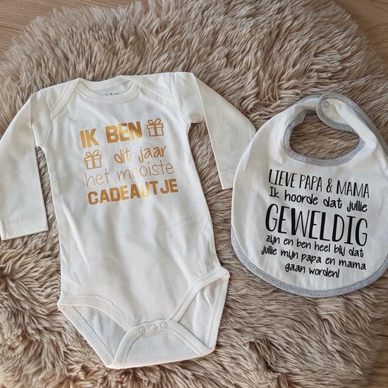cadeau set baby slabbetje en rompertje met tekst voor jongen of meisje bekendmaking zwangerschap aankondiging geboorte zwangerschapsaankondiging aanstaande papa mama worden opa en oma oom tante bekend maken moederdag vaderdag van Cadeau.