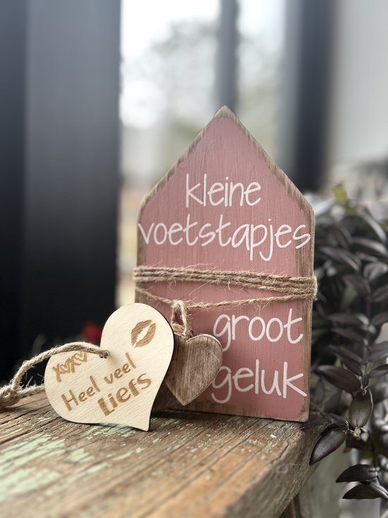 Creaties van Hier - Huisje met touw en hartje en houten hartje veel liefs - Kleine voetstapjes Groot geluk - baby - Roze - Hout - 20x12,5 cm