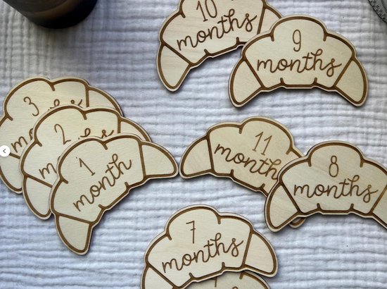 Croissant Baby Mijlpaalschijfjes – Houten Fotoprops voor Babyfoto’s | Maandelijkse Mijlpaalkaarten | Newborn Fotografie | Kraamcadeau | Babyshower Cadeau van Merkloos