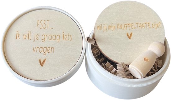 Doosje baby | peg doll | wil jij mijn knuffeltante zijn | peetante vragen | knuffeltante worden | knuffeltante vragen | cadeau | doosje met een vragen | peetoom woag