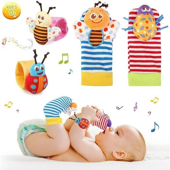 Een vierdelige rammelaarset, geschikt als educatief speelgoed voor baby's van 0-12 maanden, inclusief een babyarmbandje en sokjes.