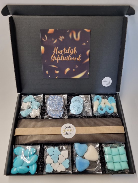 Geboorte Box - Blauw met originele geboortekaart 'Hartelijk gefeliciteerd' met persoonlijke (video)boodschap - 8 soorten heerlijke geboorte snoepjes en een liefdevol geboortekado