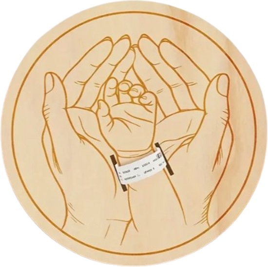 Geboortebord geboortearmband in handen ziekenhuisbandje - geboorte armband houder - bewaarbordje ziekenhuisbandje - geboorte armband houder van Meminto Stories