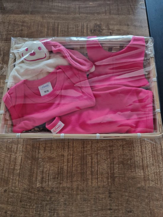 Geboortemand, kraamcadeau: tutdoekje, slabbber, mutsje en romper van Funnies.