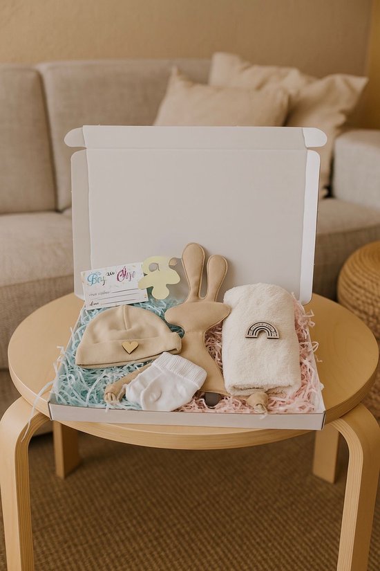 Gender Reveal Cadeau – Unisex Babygeschenk Box Jongen of Meisje – Babyshower & Kraamcadeau Set met Mutsje, Sokken, speenden/Knuffel & Boy-or-Girl Invulkaart van Little Dutch