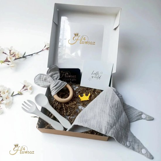 Genderneutraal baby cadeau - Babygeschenkset - Kraampakket - Origineel kraamcadeau - Gepersonaliseerde kraamcadeaus - baby serviesset - Geboortecadeau - Baby producten - Kinderserviesset - Baby cadeau - Slabbetje - Bijtring - Hawsaz.nl cadeau van Hawsaz.nl
