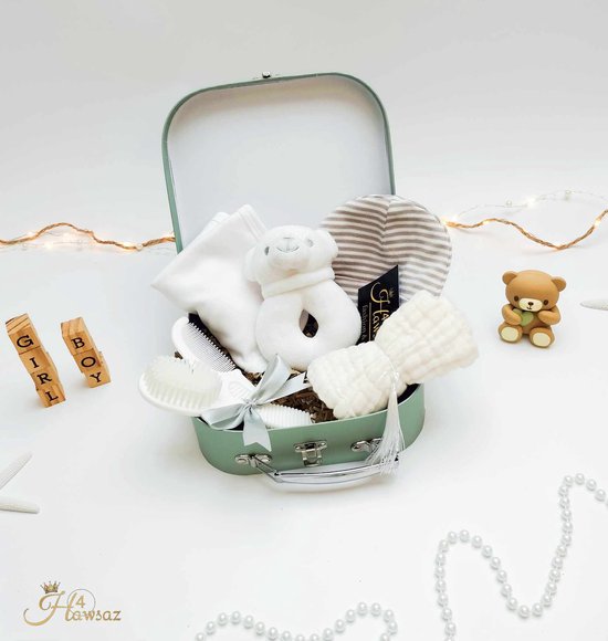Genderneutraal kraamcadeau 7 stuks - Hawsaz.nl kraamcadeaus - Babygeschenkset - Babyverzorging - Kam en borstel - Baby koffertje - Gepersonaliseerde cadeaus - Slabbetje - Baby knuffel doekje - Geboortecadeau - Babyset van Merkloos
