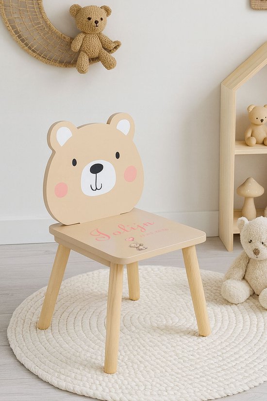 Gepersonaliseerd houten kinderstoeltje ballon met de naam en geboortedatum van het kindje. Het kinderstoeltje in de vorm van een beertje wordt bedrukt met de naam en indien gewenst de geboortedatum van het kindje.