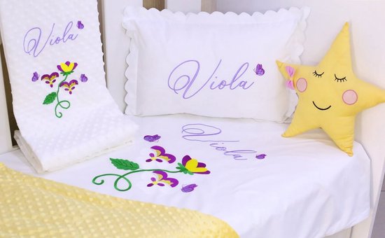 Gepersonaliseerde geborduurde set voor kinderen met paarse bloem – 100x150 cm(Materiaal – katoen satijn)\Personalized embroidered Set for children with violet flower 100x150cm (Material – cotton sateen) van Hibou Home