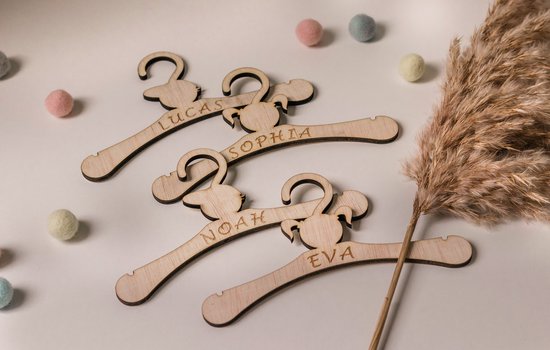 Gepersonaliseerde Houten Baby Klerenhanger met Naam en Geboortedatum - Babyshower Set – Gepersonaliseerde Baby Geschenk Set - Jongen - Meisje - WoodyDoody
