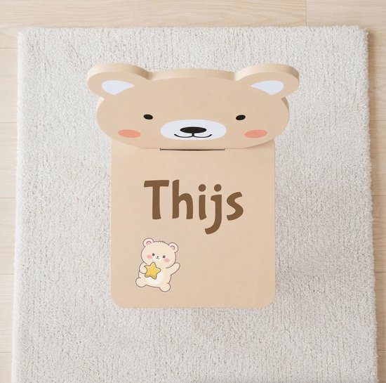Gepersonaliseerde houten kinderstoel Teddy met de naam van het kindje. Het stoeltje is in een berenvorm waarbij de naam van het kindje op de zitting van het stoeltje wordt gedrukt.
