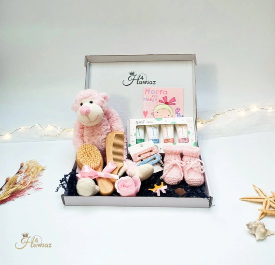 Gepersonaliseerde kraamcadeaus - Baby knuffel - Geboortekaartje - Babyset - Naif verzorging - Hawsaz.nl cadeau - Geboortecadeau - babyshower - Kraampakket - Babyverzorging - Babygeschenkset - Knuffel appje - Houten kam en borstel met naam van Hawsaz.nl