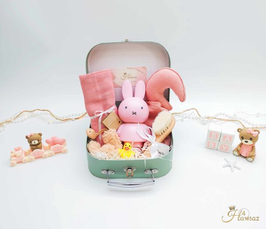 Gepersonaliseerde kraamcadeaus voor meisje 7 stuks - Hawsaz.nl cadeau - Babygeschenksets - Geboortecadeau - babyshower - Babyset - Baby knuffel doekje - Speenkoord - Babygeschenk - baby speelgoed - Babyverzorging - Badcape - Nijntje - Baby koffertje van Hawsaz.nl