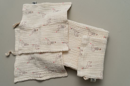 Geschenkset-baby-ecru met olifantje-swaddle met 1 washandje en 2 tutdoekjes-handgemaakt- (Sweet baby Bedstraw) van Merkloos