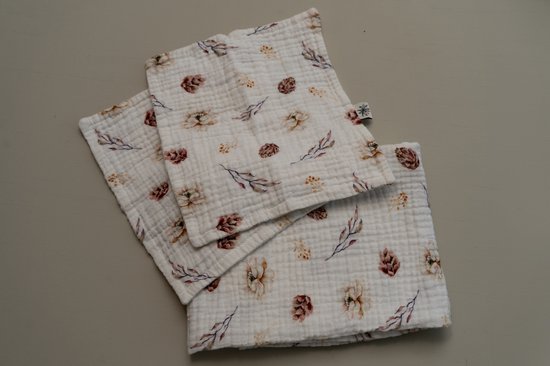 Geschenkset-baby-swaddle met 2 tutdoekjes-offwhite met print-handgemaakt- (Sweet baby Bedstraw) van Pure Home & Living